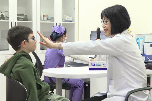 Phẫu thuật lác mắt thành công cho bé trai