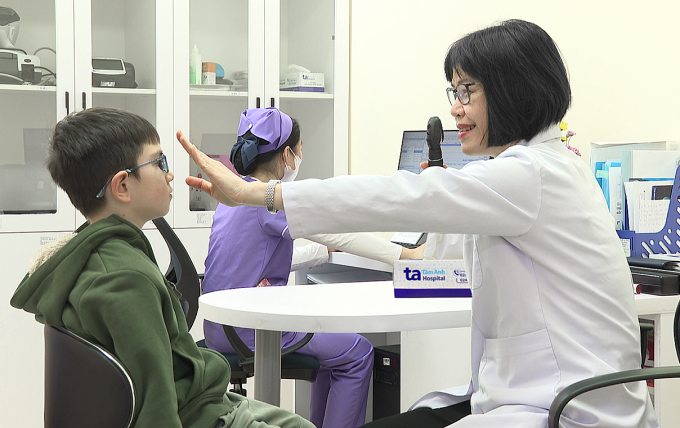 Bác sĩ Hiền khám cho bé Farrell Lê Phong. Ảnh: Bệnh viện Đa khoa Tâm Anh