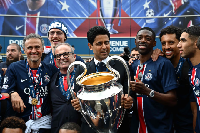 Chủ tịch Nasser Al-Khelaifi cầm chiếc Cup tai voi trong buổi ăn mừng vô địch Champions League bên ngoài sân Parc des Princes, Paris, Pháp ngày 1/6/2025. Ảnh: AFP