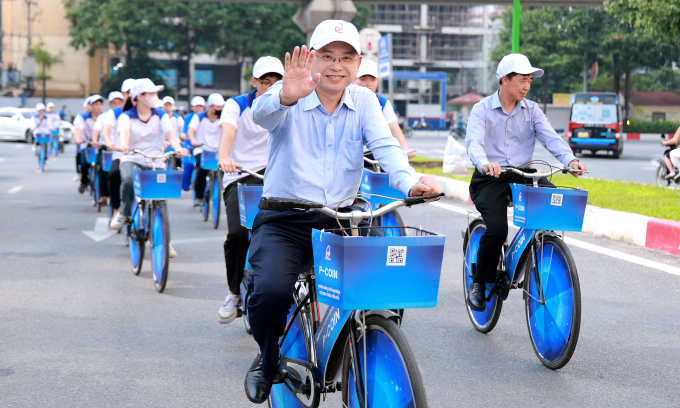 Phó Giám đốc Học viện Trần Quang Anh đạp xe trong buổi ra mắt. Ảnh: Trường Linh