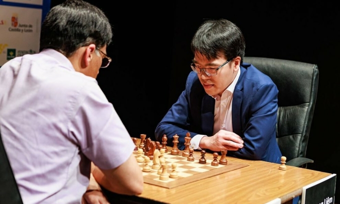 Lê Quang Liêm (phải) trong trận chung kết Leon Masters gặp Viswanathan Anand ở thành phố Leon, Tây Ban Nha ngày 6/7/2025. Ảnh: Diario de Leon