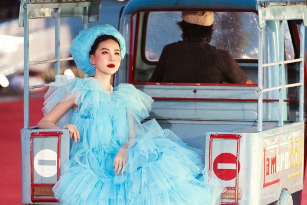 Váy áo họa tiết hoa muống biển và pháo hoa: Xu hướng thời trang mới