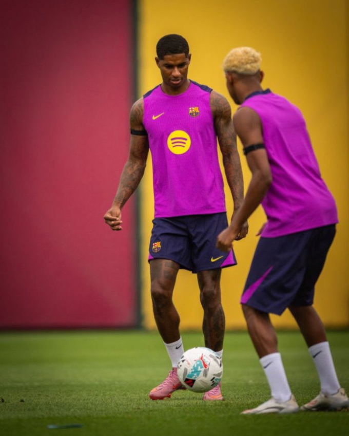 Rashford và Yamal trong buổi tập của Barca.