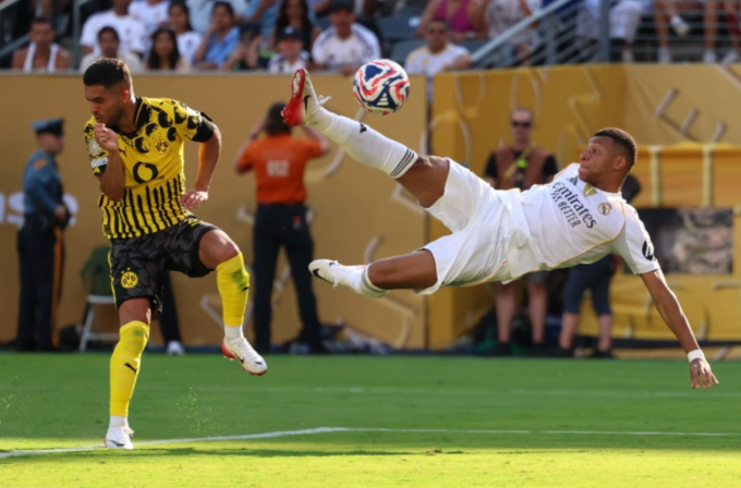 Kylian Mbappe tung người dứt điểm ghi bàn, trong trận Real thắng Dortmund 3-2 ở tứ kết FIFA Club World Cup 2025 trên sân MetLife, New Jersey, Mỹ ngày 5/7/2025. Ảnh: AFP