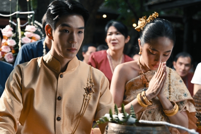 JJ Krissanapoom bên Rima Thanh Vy trong cảnh nghi lễ kết hôn trong phim. Ảnh: Đoàn phim cung cấp