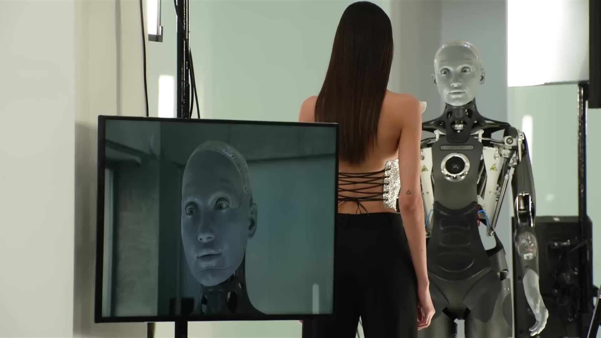 Robot Ameca dẫn truyện trong show Giuseppe di Morabito (sub)