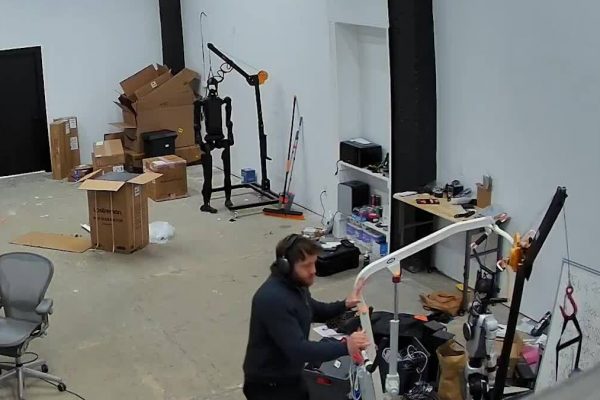 Robot hình người mất kiểm soát: Giá treo sập!