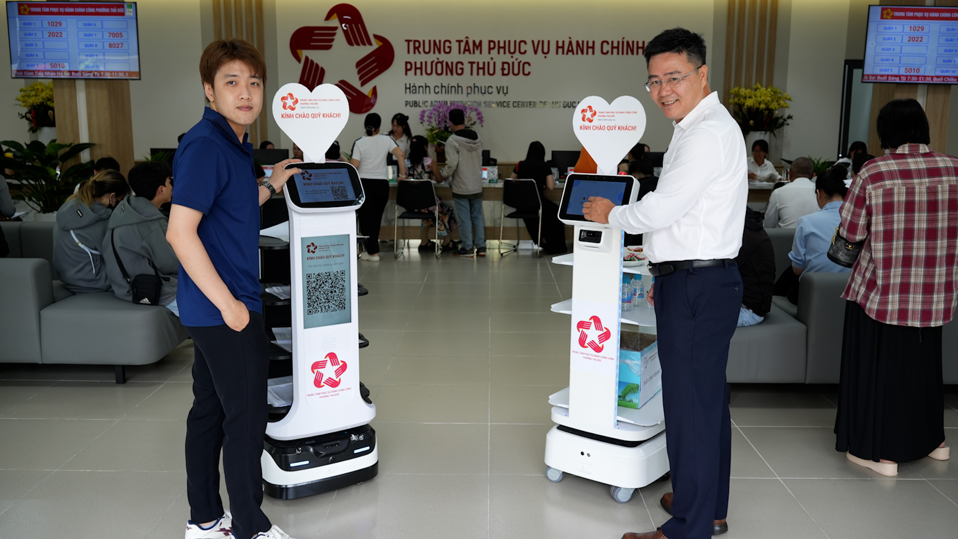 Robot tiếp tân hỗ trợ người dân làm thủ tục ở Phường Thủ Đức
