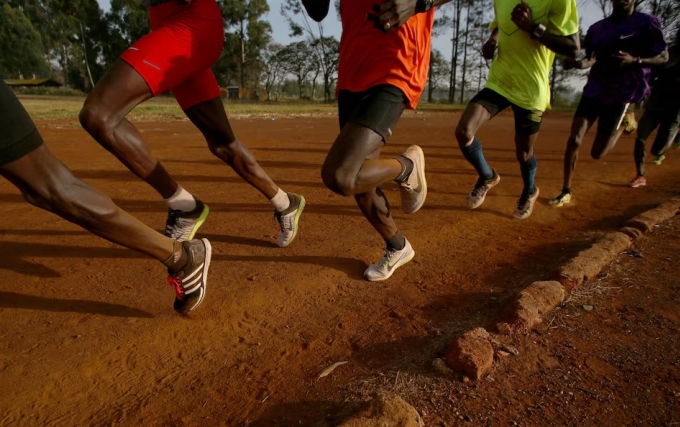 Các VĐV tập luyện vào sáng sớm tại sân thể thao của Đại học Eldoret ở miền tây Kenya, ngày 21/3/2016. Ảnh: Reuters