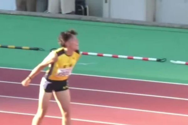 Kỷ lục 100m: Runner 16 tuổi ăn mừng kiểu Ronaldo