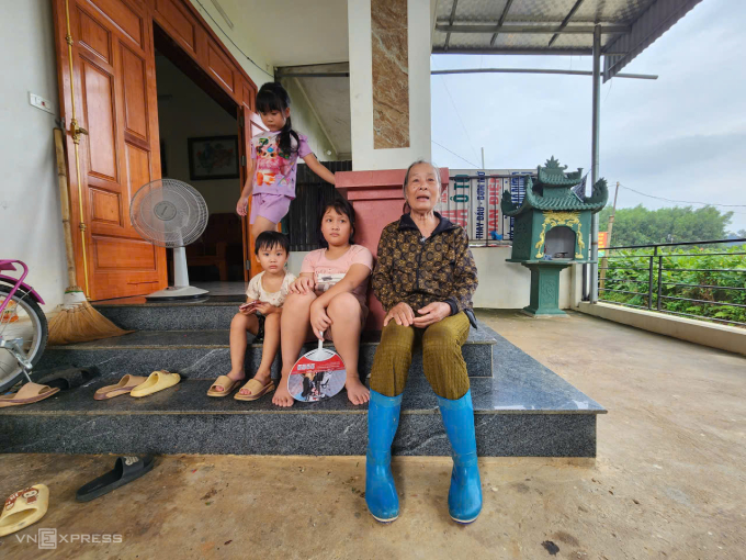 Bà Đinh Thị Yên (thôn Mít Đồng Sống) cho hay gia đình thường xuyên phải đưa các con cháu đi gửi tạm mỗi khi có mưa bão. Ảnh: Văn Lộc
