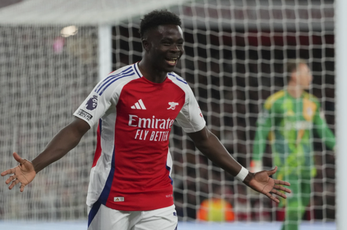 Bukayo Saka ăn mừng trong trận Arsenal thắng Fulham 2-1 trên sân Emirates, London, Anh ngày 1/4. Ảnh: AP