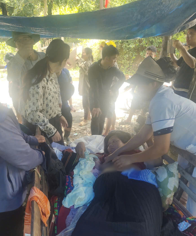 Mọi người dựng lán bên đường để chuyền nước cho sản phụ Hiền, trưa 29/7. Ảnh: Hùng Lê