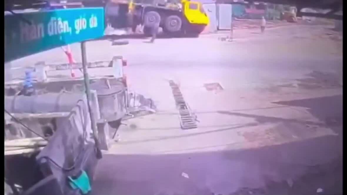 Sập cần cẩu đè chết nam công nhân