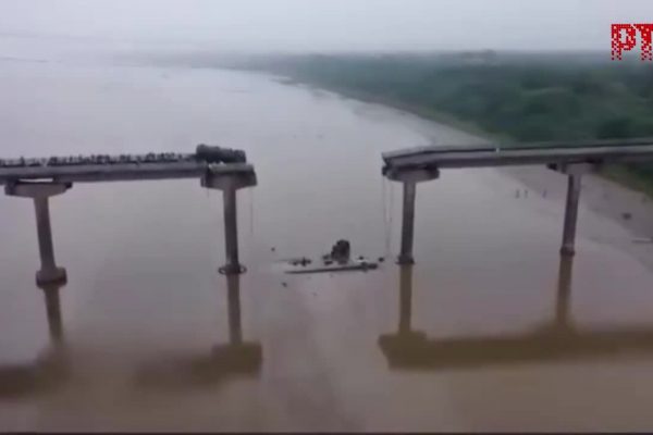 Sập cầu Ấn Độ: 10 người thiệt mạng