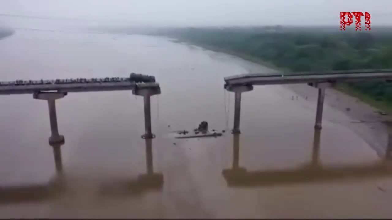Sập cầu ở Ấn Độ, 10 người thiệt mạng