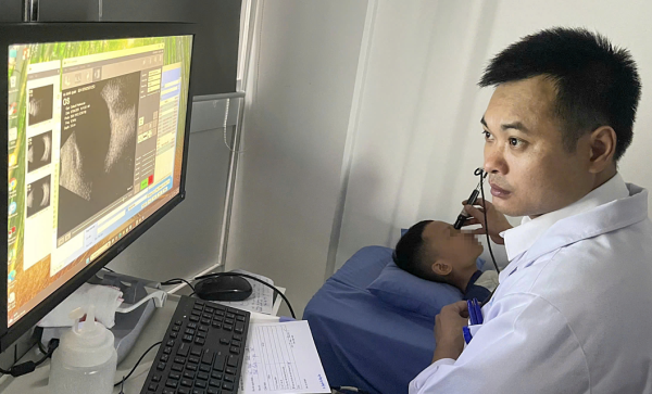 Cảnh báo: Bé trai bị dập nhãn cầu do chơi kéo thun và bóng tennis