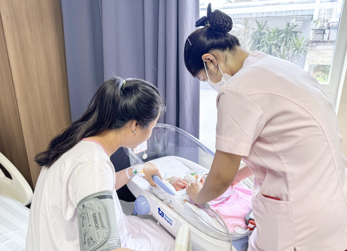 Chị Linh bên cạnh con gái vừa chào đời. Ảnh: Hoài Thương