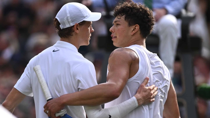 Shelton (phải) chúc mừng Sinner, ở tứ kết Wimbledon trên sân Trung tâm tại All England Club, London, Anh hôm 9/7. Ảnh: Reuters
