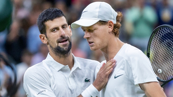 Djokovic động viên Sinner, sau trận bán kết Wimbledon 2023. Ảnh: Reuters
