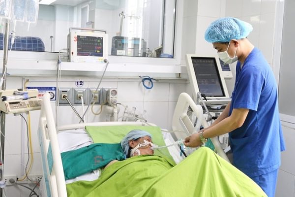 Nguy kịch vì làm việc nhiều giờ dưới nắng gắt