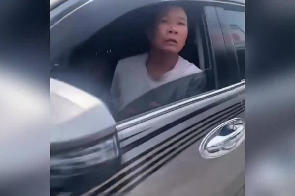 Tài xế đánh người quay phim vì bị ghi hình đi ngược chiều