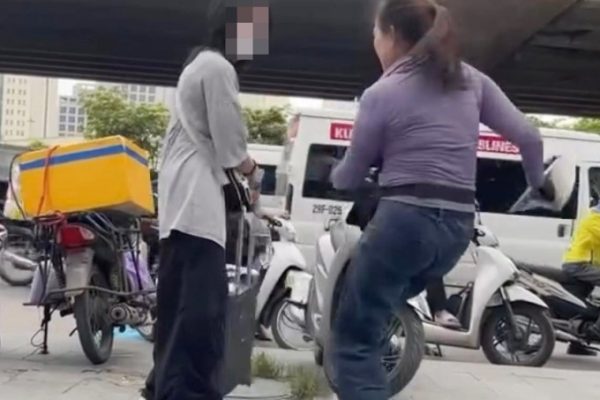 ‘Tôi đứng ngắm cảnh Hồ Tây nhưng bị chủ trà đá vỉa hè đuổi mắng’