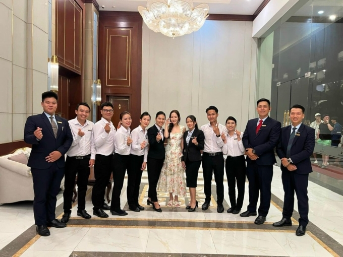 Diễn viên Park Min Young (giữa, váy hoa) chụp ảnh cùng nhân viên resort ở Nha Trang. Ảnh: Rachel_mypark