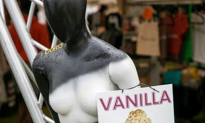 Một tấm biển báo ghi từ vanilla treo trên con mannequin, ám chỉ người tham gia cần cởi mở khi bước chân vào lễ hội. Ảnh: Olivia West