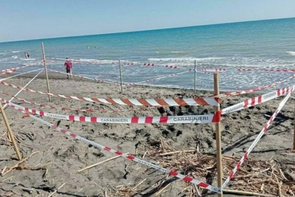 Tai nạn bãi biển: Du khách bị chôn sống vì sập hầm cát