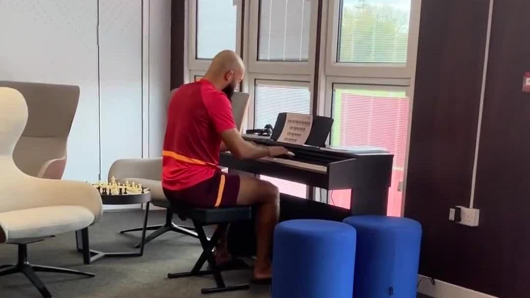 Tân binh Man Utd chơi piano