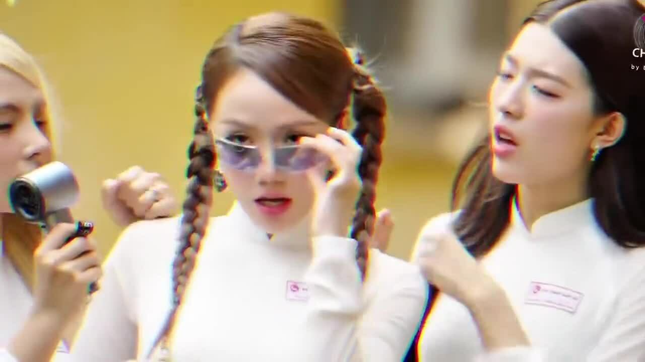 Tạo hình nữ sinh sang chảnh của Phương Ly tại Em xinh say hi