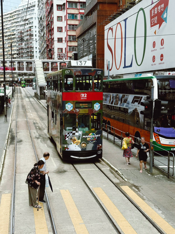 Tàu điện vẫn hoạt động ở Hong Kong. Ảnh: Lý Thành Cơ