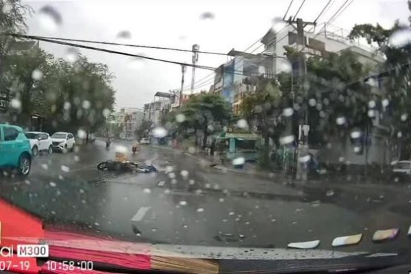 Taxi lấn làn: Người phụ nữ gặp nạn dưới mưa