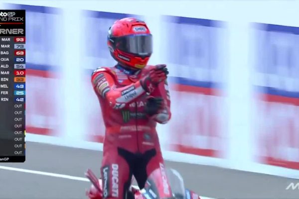 MotoGP: Tay đua ăn mừng chiến thắng bằng điệu múa trên xe