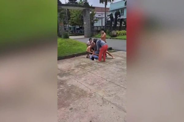Cướp đâm loạn xạ người truy bắt: Cảnh báo nguy hiểm!