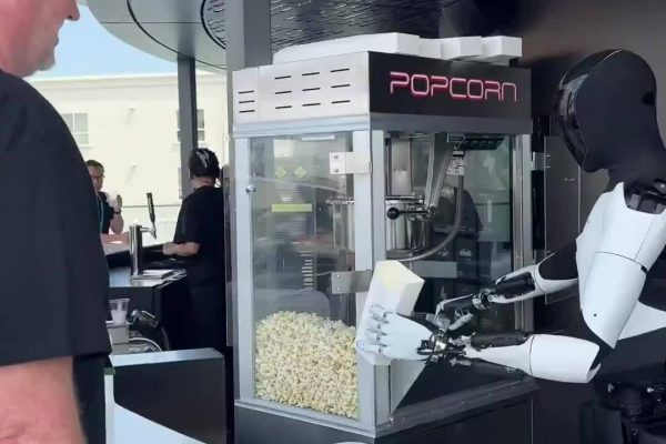 Tesla Optimus Robot Gây Sốt: Phục Vụ Bỏng Ngô Điêu Luyện