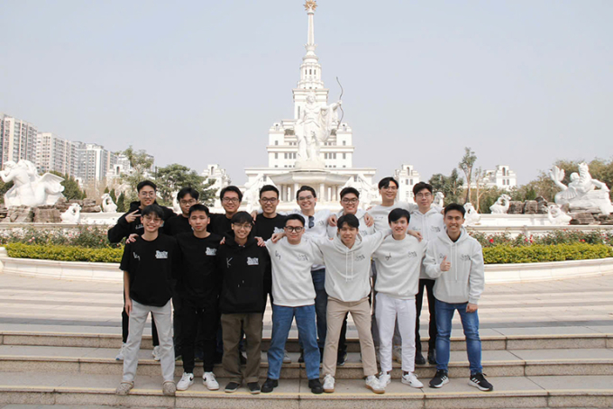 Thanh (bìa phải, hàng trên) cùng nhóm bạn thân ở đại học. Ảnh: Nhân vật cung cấp