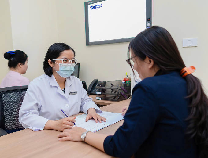 Bác sĩ  Kim Yến tư vấn cho phụ nữ khám phụ khoa định kỳ. Ảnh: Thanh Thúy