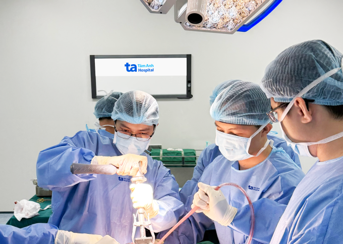Bác sĩ Thành (trái) thay khớp cho ông Yến. Ảnh: Bệnh viện Đa khoa Tâm Anh