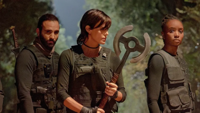 Minh tinh người Mỹ gốc Nam Phi Charlize Theron (giữa) và các diễn viên The Old Guard 2. Ảnh: Netflix