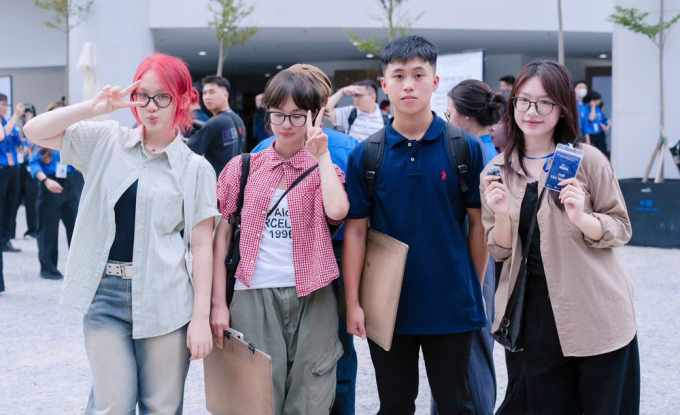 Thí sinh dự thi bài thi năng khiếu vào Đại học Kiến trúc Hà Nội hôm 1/7. Ảnh: HAU
