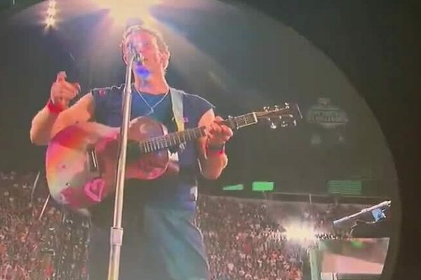 Coldplay: Chris Martin trêu fan vụ Kiss Cam “bóc phốt” ngoại tình