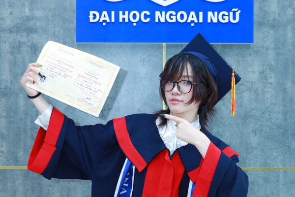 Từ trượt học bổng đến thủ khoa: Câu chuyện thành công của nữ sinh