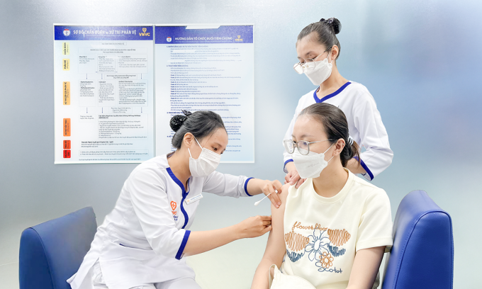Người lớn tiêm vaccine sởi - quai bị- rubella tại Hệ thốngTiêm chủng VNVC. Ảnh: Diệu Thuần