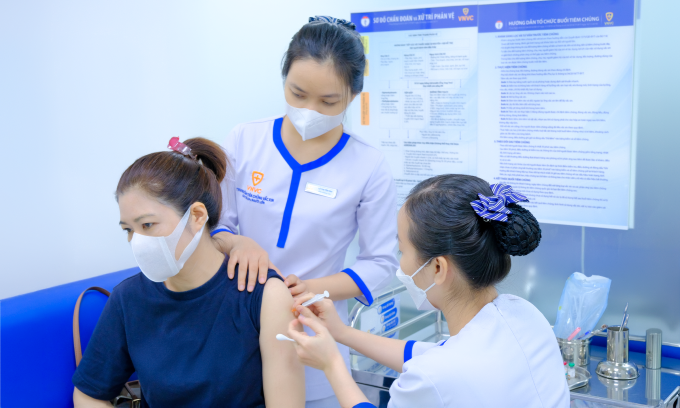 Người lớn tiêm vaccine phòng zona thần kinh tại Trung tâm tiêm chủng VNVC. Ảnh: Mộc Miên