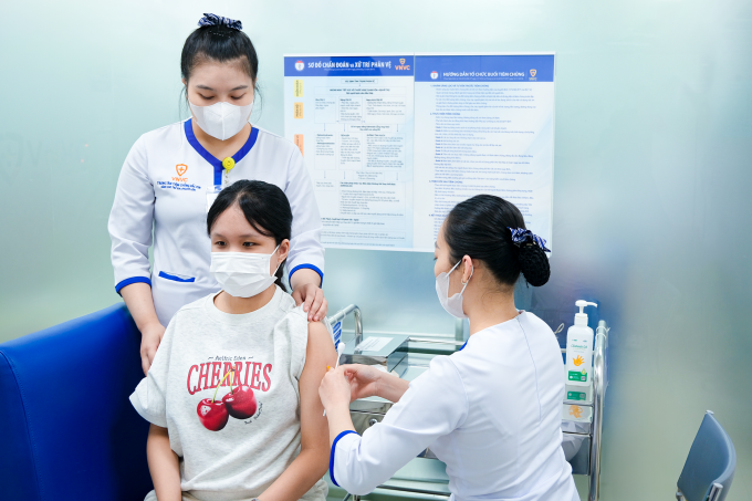 Hệ thống Tiêm chủng VNVC ghi nhận nhiều người dân chủ động tiêm vaccine sốt xuất huyết khi bệnh vào mùa cao điểm. Ảnh: Bình An