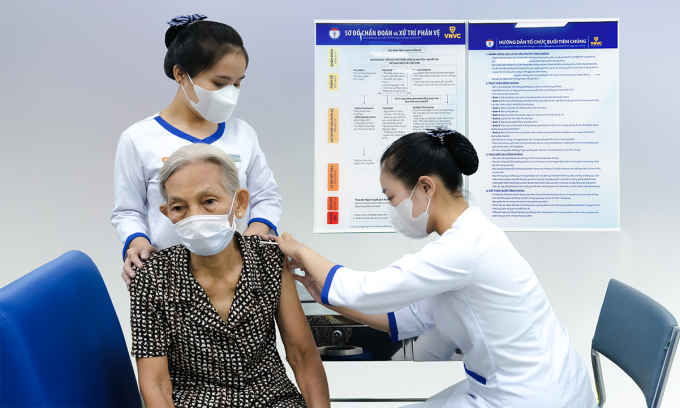 Người cao tuổi tiêm vaccine tại Hệ thống Tiêm chủng VNVC. Ảnh: Mộc Thảo