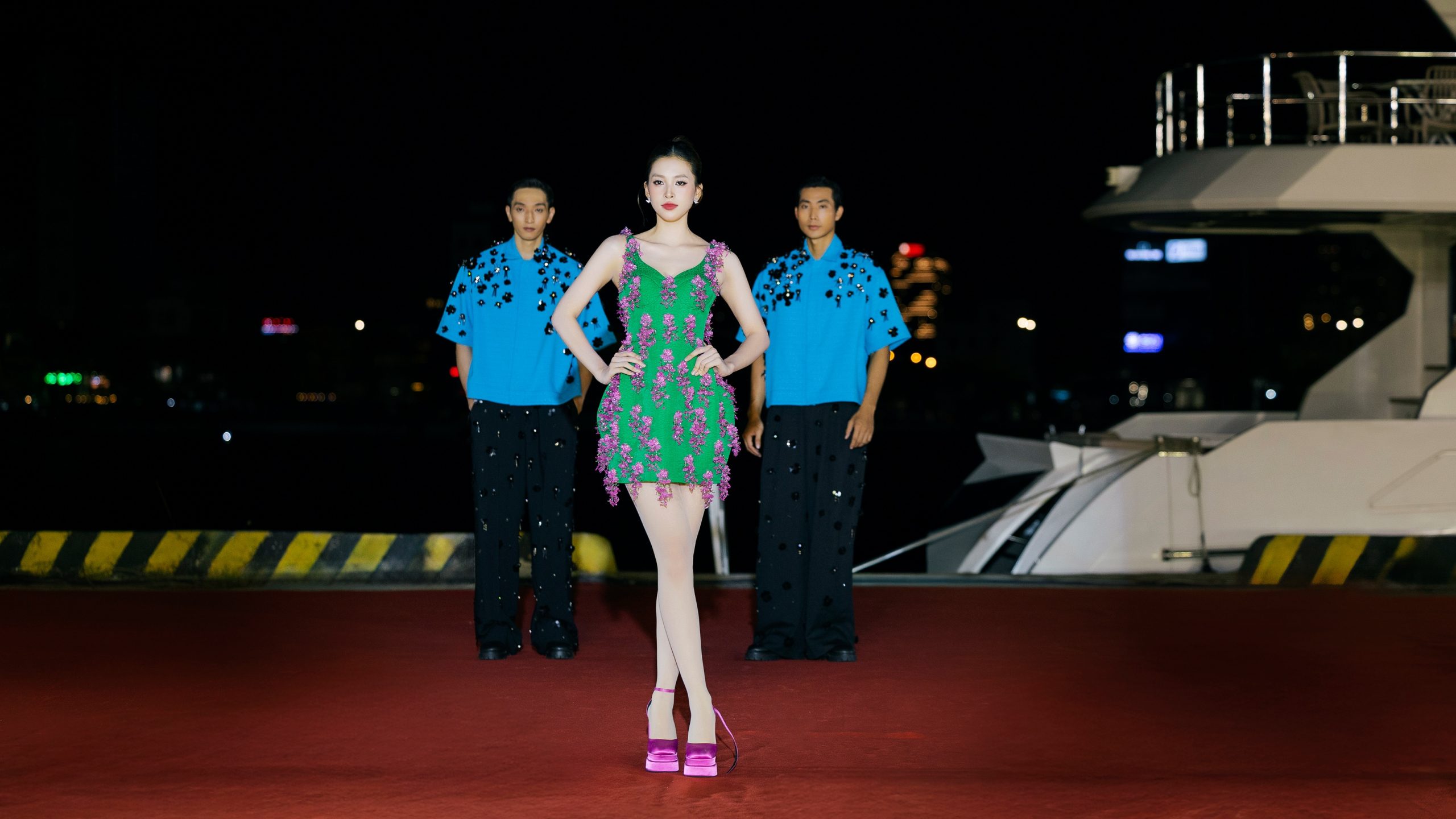 Tiểu Vy diễn vedette show "Nơi pháo hoa rực rỡ"
