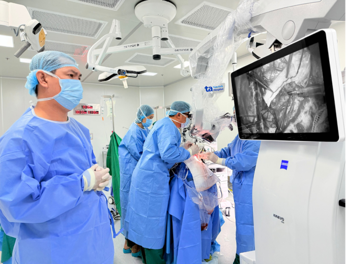 Bác sĩ theo dõi hình ảnh trong ca phẫu thuật loại bỏ búi dị dạng mạch máu cho anh Ngọc. Ảnh: Bệnh viện Đa khoa Tâm Anh